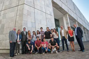  O conselleiro de Cultura, Educación e Ordenación Universitaria, Román Rodríguez; o secretario xeral de Cultura, Anxo Lorenzo; e o secretario xeral de Política Lingüística, Valentín García, reciben ao alumnado do Instituto Arxentino-Galego Santiago Apóstol.