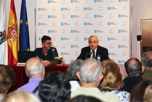 Más de medio centenar de personas acudieron a la Casa para escuchar a Diego Pardo, en la imagen con José Ramón Ónega