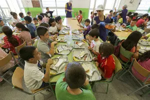 11.Ninos comiendo comedor colegio