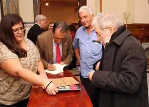 Araguas firmando ejemplares del libro