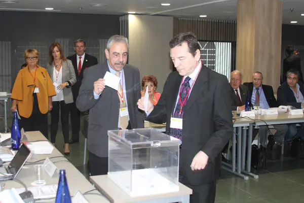 Votando Federación de Sociedades Españolas en Argentina (Vila Alén) y Feceve (Félix Barbero)