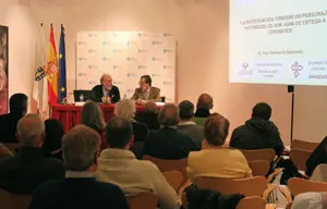 Un momento de la conferencia, con público