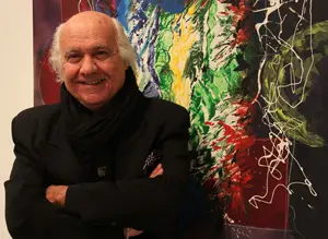 José María Prado con una de sus obras