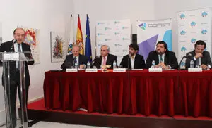 Mesa de la presentación con J. Lage interviniendo desde el atril