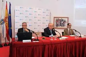 En la mesa los profesores Uxío Labarta y Antonio Villalba flanqueando al delegado de la Xunta, J.R. Ónega 2