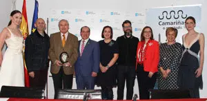 1. Posado de familia con el delgado mostrando el obsequio recibido del alcalde y flanqueados por las modelos