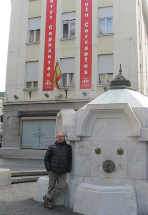 Autor de la muestra Jordi Plana Pey enfrente del Instituto Cervantes de Belgrado