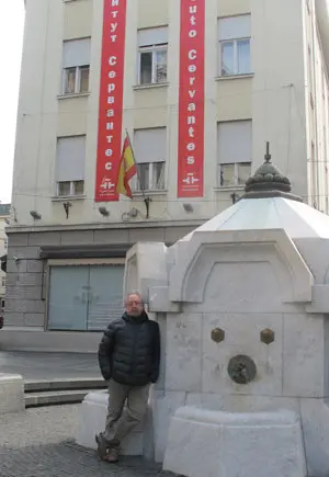 Autor de la muestra Jordi Plana Pey enfrente del Instituto Cervantes de Belgrado