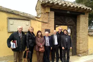 la delegación argentina junto al diputado Javier Villafruela y la alcladesa de Cervatos de la Cueza posa ante la casa mueso del general San Martín