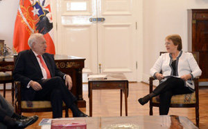 Con Bachelet