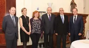 2. De izq. a dcha. Cristóbal Valdés, Marina del Corral, María Luisa Clemente, el delegado de la Xunta en Madrid José Ramón Ónega, Aurelio Miras, y Eduardo Dizy 