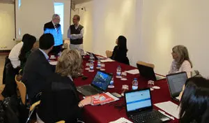 El delegado de la Xunta, José Ramón Ónega, y el catedrático de la USC Juan M. Lema ante los miembros del Comité