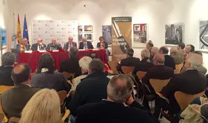 3. La mesa con los integrantes y parte del público que asistió a la presentación