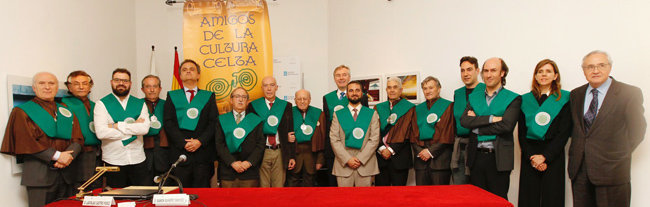El Concello de Amigos de la Cultura Celta con los nuevos miembros y el delegado de la Xunta, J. R. Ónega.J