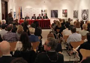 Un momento del acto, con público