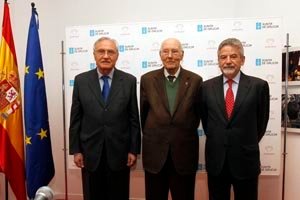 FOTO LALIN PRESS 1. De izquierda a derecha, el delegado de la Xunta en Madrid José Ramón Ónega, el presidente del Consejo de Estado, José Manuel Romay y el conferenciante, Xesús Palmou