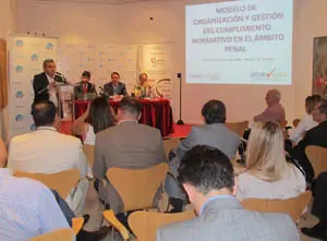 Un momento de la presentación de la Jornada, con público