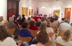 3. La mesa con parte de los asistentes al acto