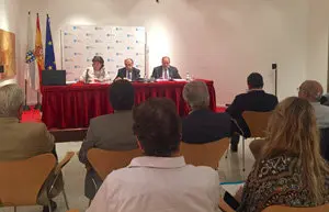2. Parte de los asistentes con la mesa, María José Pintor, secretaria de AEGAMA; Julio Lage, presidente y el tesorero, Gaspar de Vicente