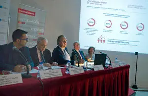 2. La mesa con los gráficos que muestran el éxito del programa aplicado ya en Galicia