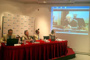 Rafael Yáñez, Ramón Jiménez, Vicente Araguas y Manuel Pereira con la imagen de Sabino Torres proyectada