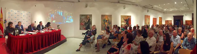 CM.Panorámica del acto de presentación con la mesa y parte del numeroso público