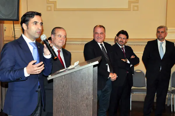 5.el consejero se dirige a auditorio en club español