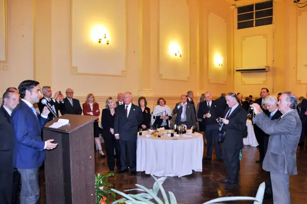 habla en club español