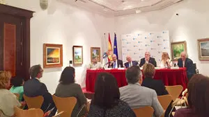 3. La mesa con los intervinientes con parte del público que asistió a la presentación