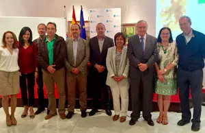 1. El delegado de la Xunta José Ramón Ónega (tercero por la derecha) con Isabel Pérez (cuarta) y algunos de los representantes de las federaciones
