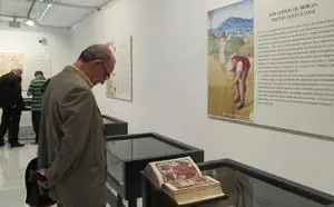 Periodistas interesándose por la exposición