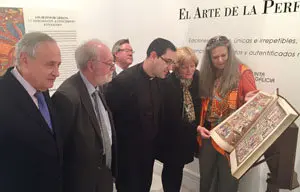 6. El delegado de l Xunta en Madrid José Ramón Ónega acompañó a los intervinientes en las jornadas a visitar la exposición de códices que se pueden ver en la Casa