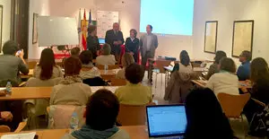 2. La clase, en el acto de clausura con Inés Fuster, el delegado de la Xunta en Madrid José ramón Ónega, Isabel Pérez y Carlos Cortés