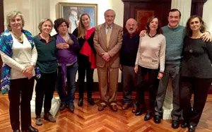 1. El delegado de la Xunta en Madrid y director de la Casa José Ramón Ónega, en el centro con el director del proyecto Miguel Zabalza (a su lado) y el resto de participantes