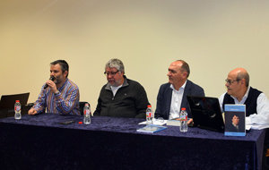 conferencia de Anxo, na mesa Antonio Balmon alcalde de Cornella, Oliver Fernandez e Xulio Cougil
