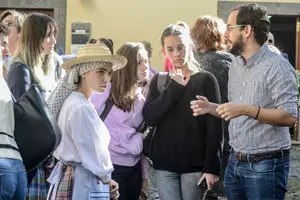 Las Palmas de Gran Canaria, 13 de diciembre de 2016. El consejero de Educación y Juventud, Miguel Montero, asistió al encuentro ‘La escuela rescatando las voces de la orilla (Mujeres de sal)’, protagonizado por el alumnado del IES Santiago Santana de Arucas.
El objetivo de esta iniciativa insular es que los escolares rescaten relatos de sus antepasados o conocidos relativos a familias que quedaron a la espera de sus allegados emigrantes, así como desarrollar actividades de difusión y sensibilización que sirvan como herramientasdidáctica para futuros trabajos etnográficos.CABILDO/J.PÉREZ CURBELO