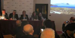 Los presentadores de la campaña con una proyección al fondo