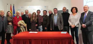 El delegado de la Xunta, José Ramón Ónega, 1º por la dcha, con los ponentes -Cándido Conde-Pumpido, Vicente Araguas y Carmen Pena- y algunos de los rapsodas que intervinieron en el homenaje