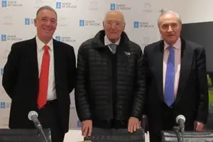 Peña, el presidente del Consejo de Estado, J.M. Romay Beccaría, y el delegado de la Xunta, José Ramón Ónega