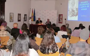 Vista desde el fondo de la sala durante la conferencia del profesor Peláez