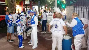 Centro Galicia.Llegada a Olivos de la Comparsa de los Auténticos de Boulogne Sur