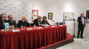 Jesús Egido, en el atril, seguido desde la mesa por Fernán Vello, Seoane, el presidente del Consejo de Estado, Romay Beccaría, el delegado de la Xunta, José Ramón Ónega, y Mayoral