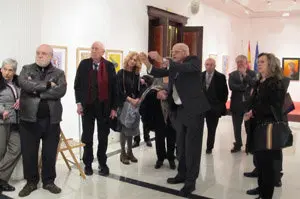 Tras la inauguración, Galeano se mezcló con el público para explicar algunos de sus cuadros