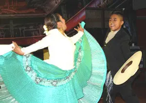 Teatro Bambalinas.Danza Marinera del Perú