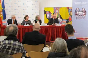 Un momento del acto, con José María Carrascal, Miluca Real, Ana Rodríguez y Luis Latorre al fondo, en la mesa.