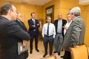 El Presidente de Cantabria, Miguel Ángel Revilla. Despacho del consejero. El consejero de Presidencia y Justicia, Rafael de la Sierra, recibe a representantes de la Casa de Cantabria en Barcelona. 10 ABRIL 2017 © Miguel De la Parra