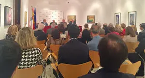 3. Los intervinientes con parte del público que acudió a la Delegación de la Xunta para escuchar la ponencia de Rodríguez Mourullo
