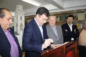 Conselleiro firma el libro de Carballiño 2