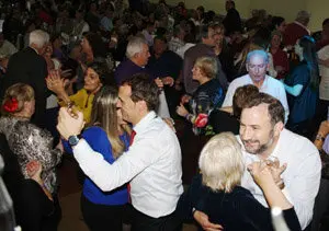 Baile durante la comida