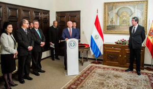 Paraguay-Condecoracion embajador1